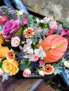 Aranjament 3 Alstromeri, 3 Trandafiri, Anthurium, 2 Miniroza, și Minigerbera