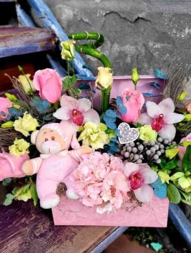 Aranjament Botez 3 Trandafiri, 1 Eustoma, 3 cymbidium si 1 Hortensia