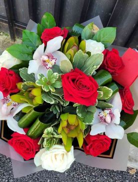 Buchet 7 Trandafiri roșii, 3 Trandafiri Albi, Cymbidium, Leucandendron