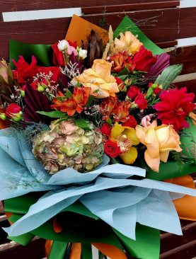 Buchet Toamna Tarzie - Trandafir, Hortensia, Alstromeria, Cymbidium, Tross, Leucadendron